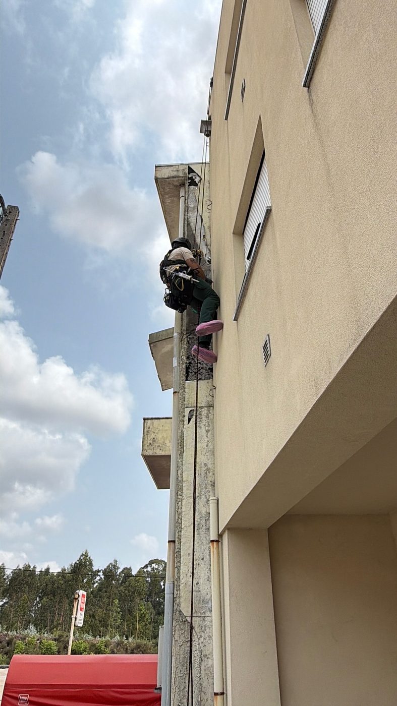 Intervenção no tubo de queda vertical ao longo dos quatro pisos do edifício em Baltar