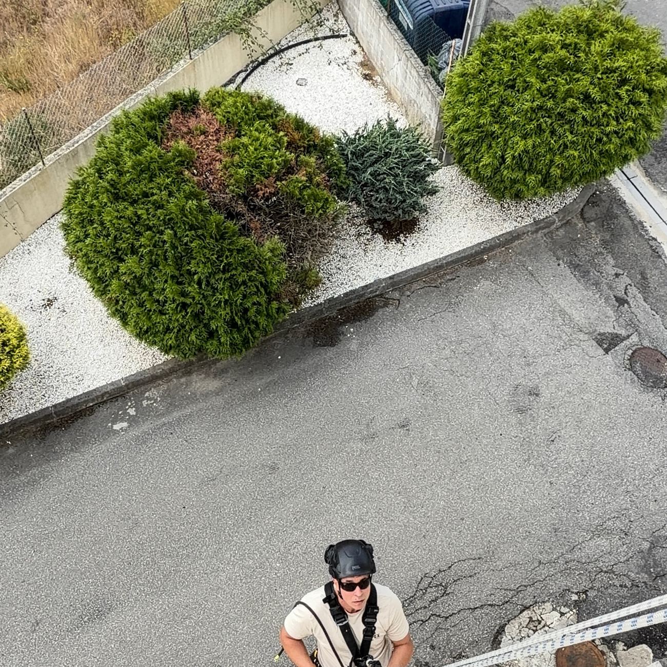 Vista a partir do topo durante o trabalho suspenso, com o solo lá em baixo